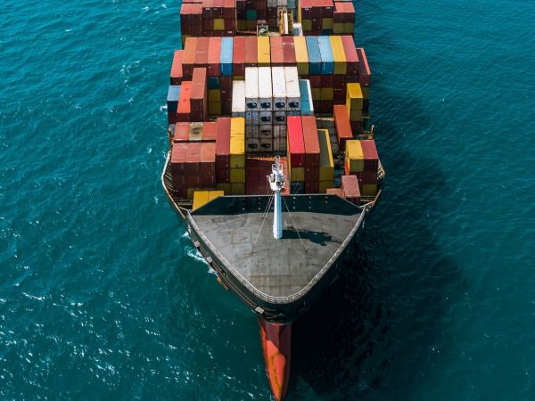Containerschiff beladen mit Containern