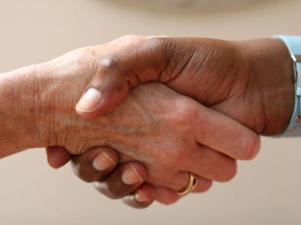 Zwei Hände, die sich zum Handschlag getroffen haben